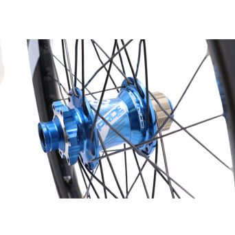 Pride Wave Ud Gloss White / Pride Control 36H Wheelset - Blue